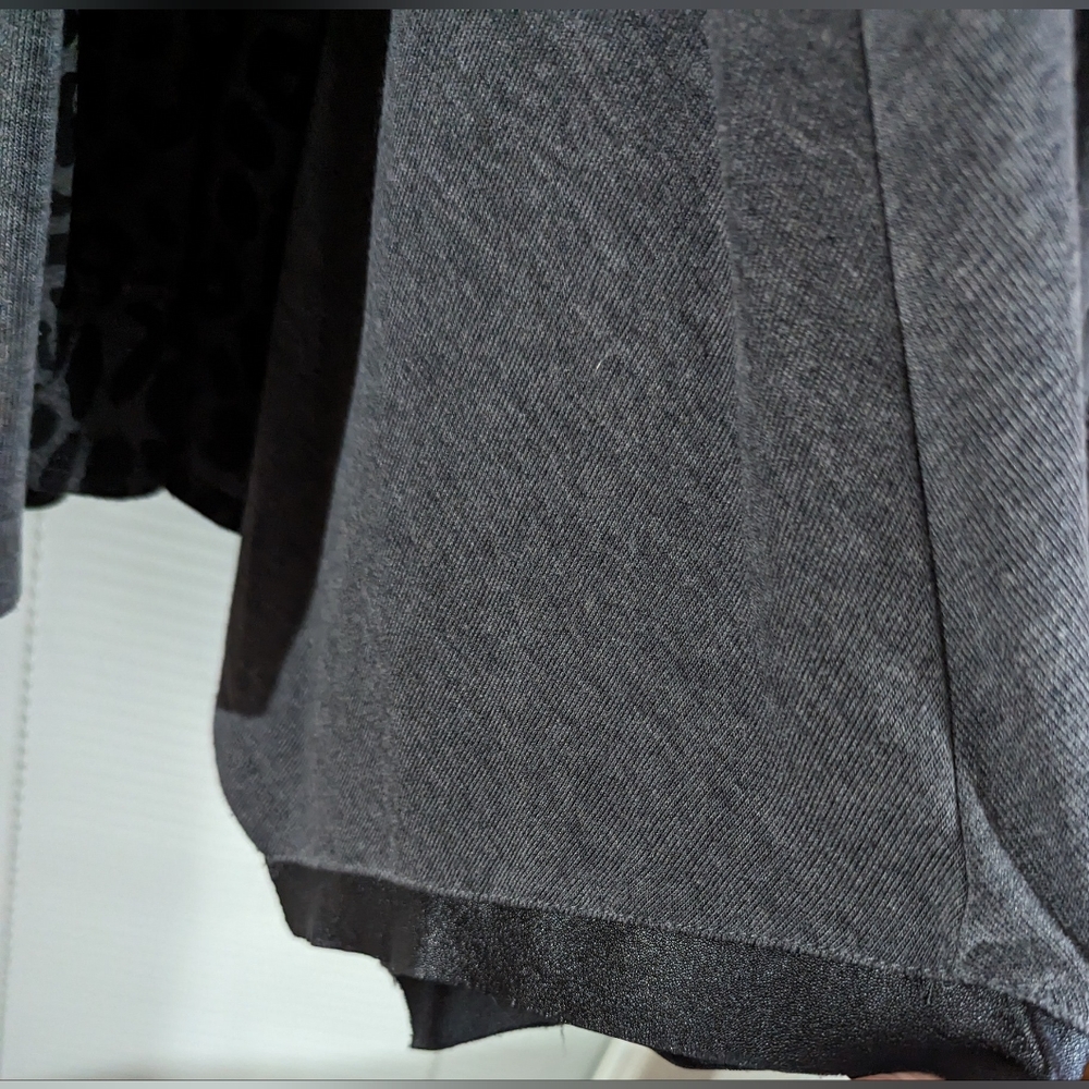 NEW DIRECTIONS WOMAN 1X GRAY W/FAUX LEATHER ON SLEEVES & SIDES PRE-LOVED SM HOLE - Picture 6 of 9
